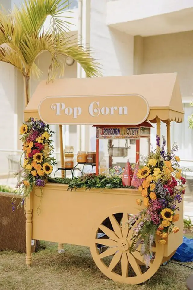 decoration mariage plein air exterieur stand à pop corn couleur orange mignon composition florale fleur estivale tournesol 