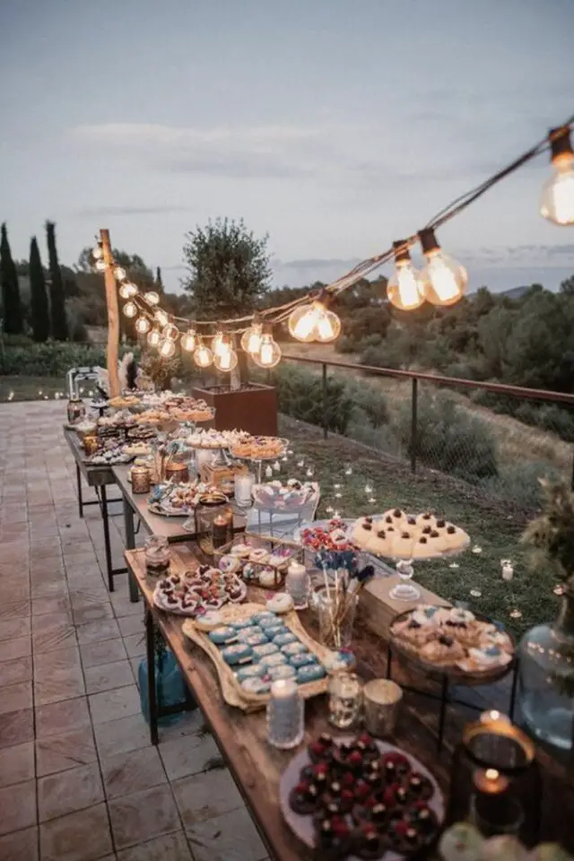 decoration mariage plein air exterieur repas buffet éclairage soirée guirlande ampoule déco simple et chaleureux 