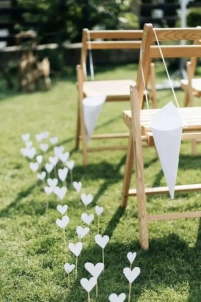decoration mariage plein air exterieur petite déco facile à faire soi-même coeur à planter dans la pelouse pour créer une allée 
