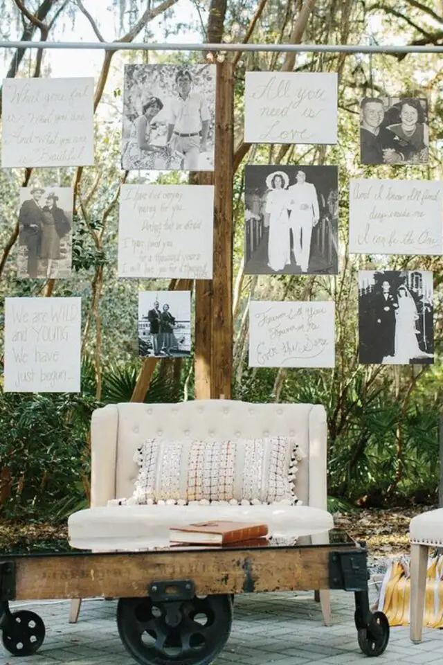 decoration mariage plein air exterieur photo-booth terrasse photo de famille en noir et blanc canapé  capitonné et table basse industrielle 