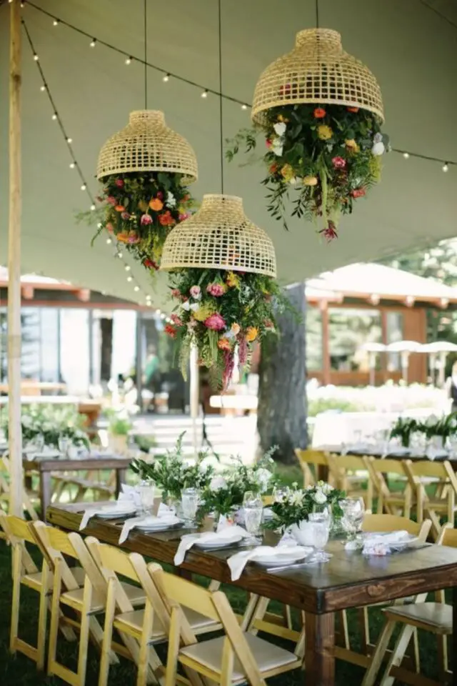 decoration mariage plein air exterieur chapiteau tonnelle décor fleurs suspendue suspension luminiare détourné idée originale 