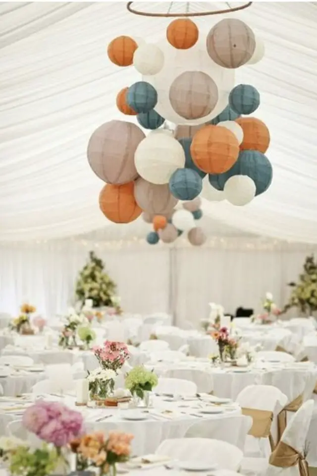 decoration mariage plein air exterieur suspension boule en papier colorée blanche bleu orange taupe déco chapiteau tonnelle pas cher 