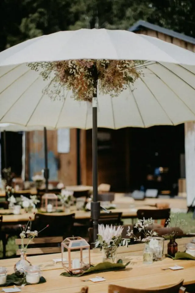 decoration mariage plein air exterieur déco en dessous parasol bouquet de fleurs composition florale original 