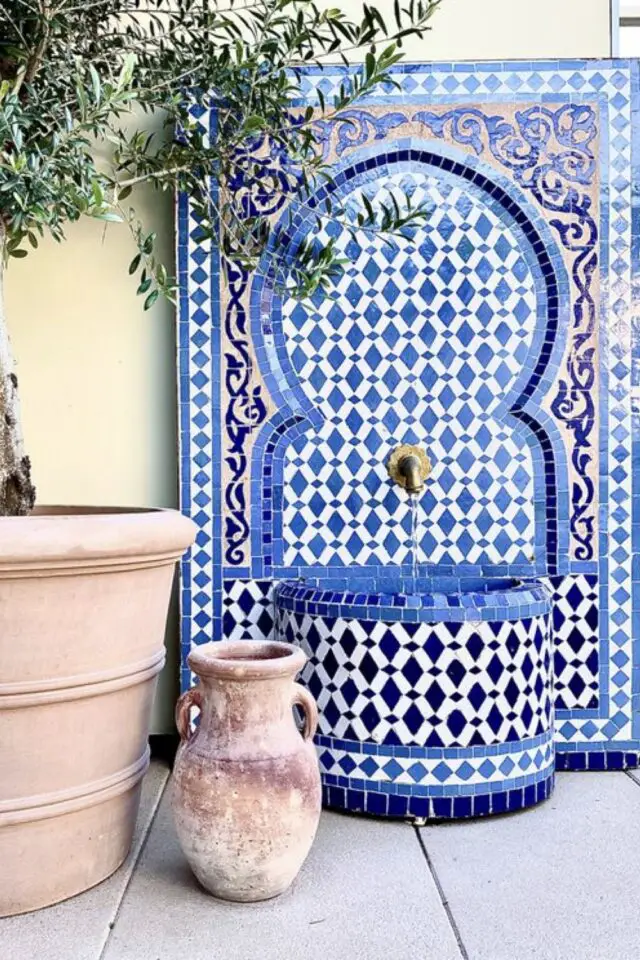 decoration terrasse exterieure voyage  fontaine carrelage inspiration Maroc mosaïque blanche et bleu Majorelle 