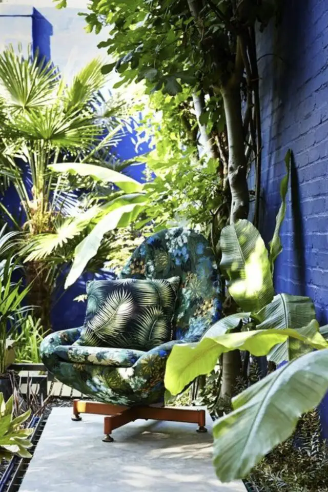 decoration terrasse exterieure voyage  peinture façade mur patio bleu électrique Majorelle Maroc plantes tropicale fauteuil ombre 
