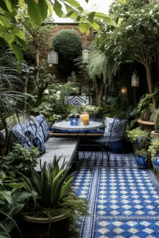decoration terrasse exterieure voyage  banquette en béton carrelage au sol bleu et blanc espace verdoyant plantes en pot 