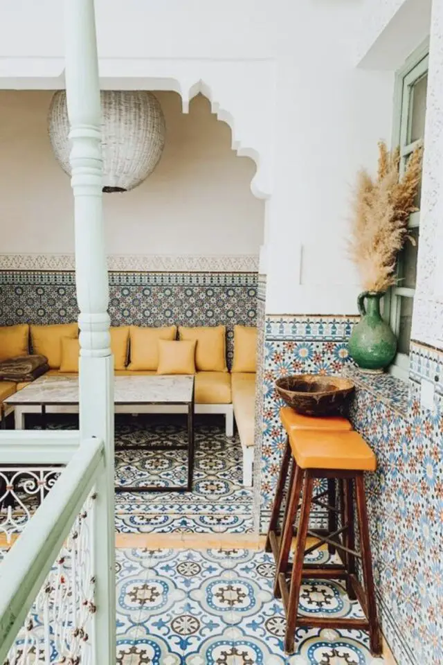 decoration terrasse exterieure voyage  Maroc carreaux de ciment sol et soubassement banquette salon de jardin à l'ombre 