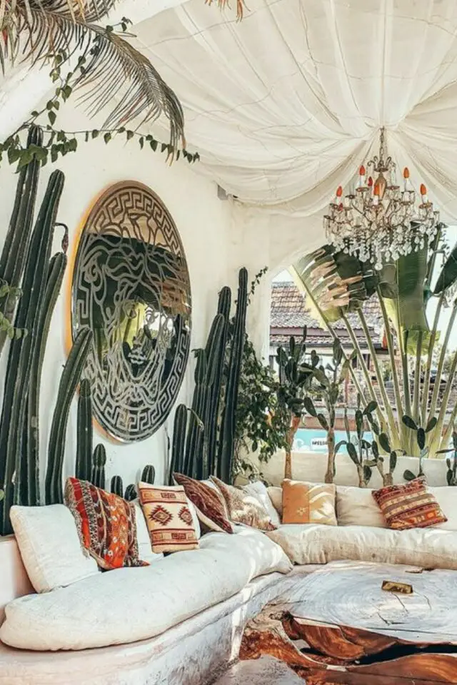 decoration terrasse exterieure voyage  Maroc Médina élégante chic banquette blanche voilage protection soleil cactus moucharabieh 