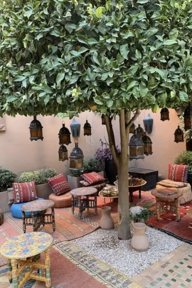 decoration terrasse exterieure voyage  Maroc pouf coussin de sol tapis arbre couleur naturelle terre cuite suspension ancienne en bois 