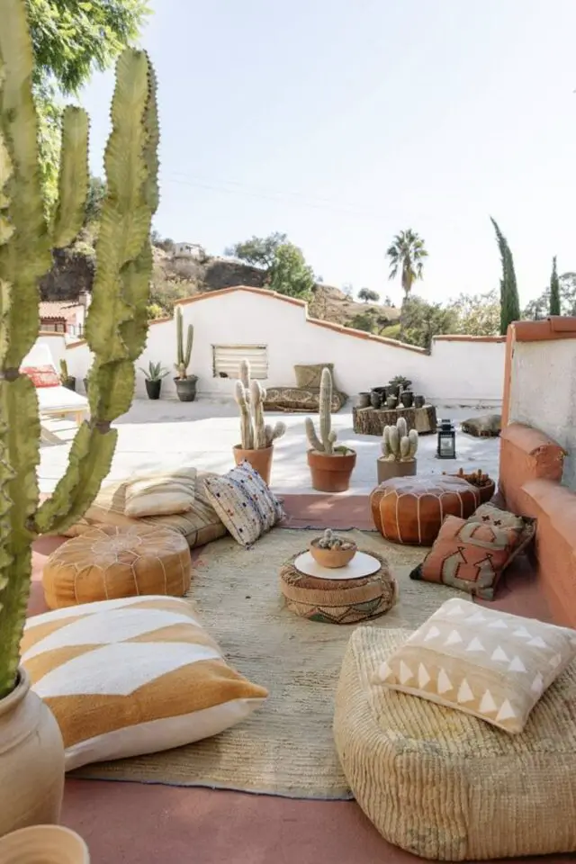 decoration terrasse exterieure voyage  coussins de sol motifs ethniques cactus couleurs terreuses 