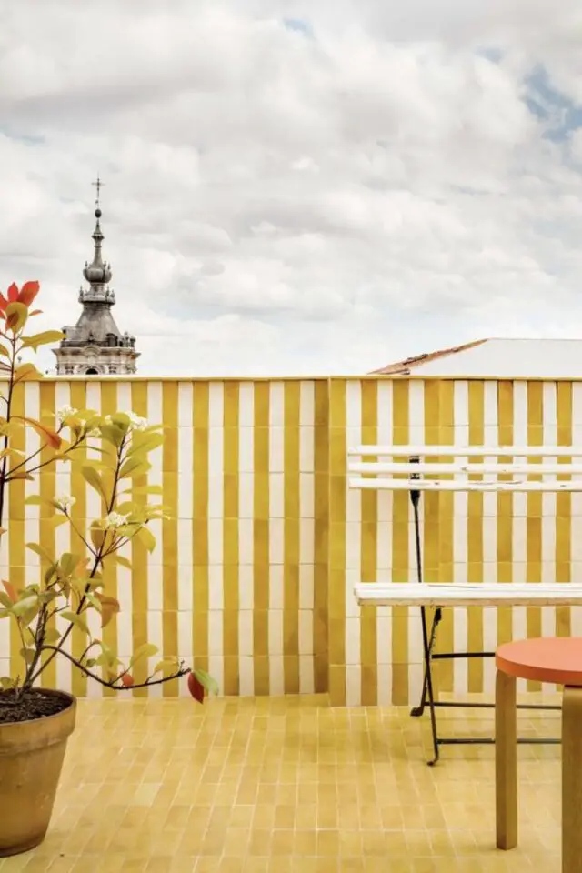 decoration terrasse exterieure voyage  vintage French Riviera rayures jaunes et blanches carrelage revêtement sol et mur élégant