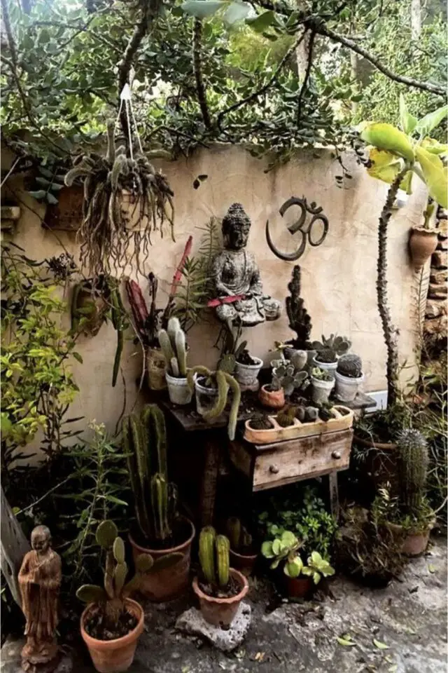 decoration terrasse exterieure voyage  Asie bouddha om méditation yoga plantes en pot posées au sol et suspendues 