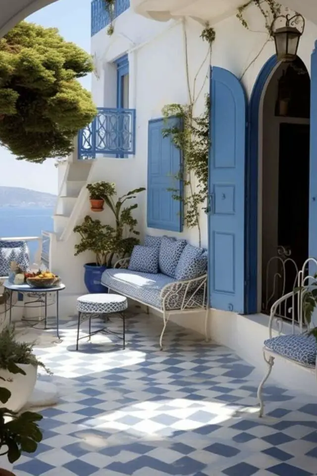decoration terrasse exterieure voyage  Méditerranée Grèce bleu et blanc peinture façade et boiserie salon de jardin en métal fer forgé 