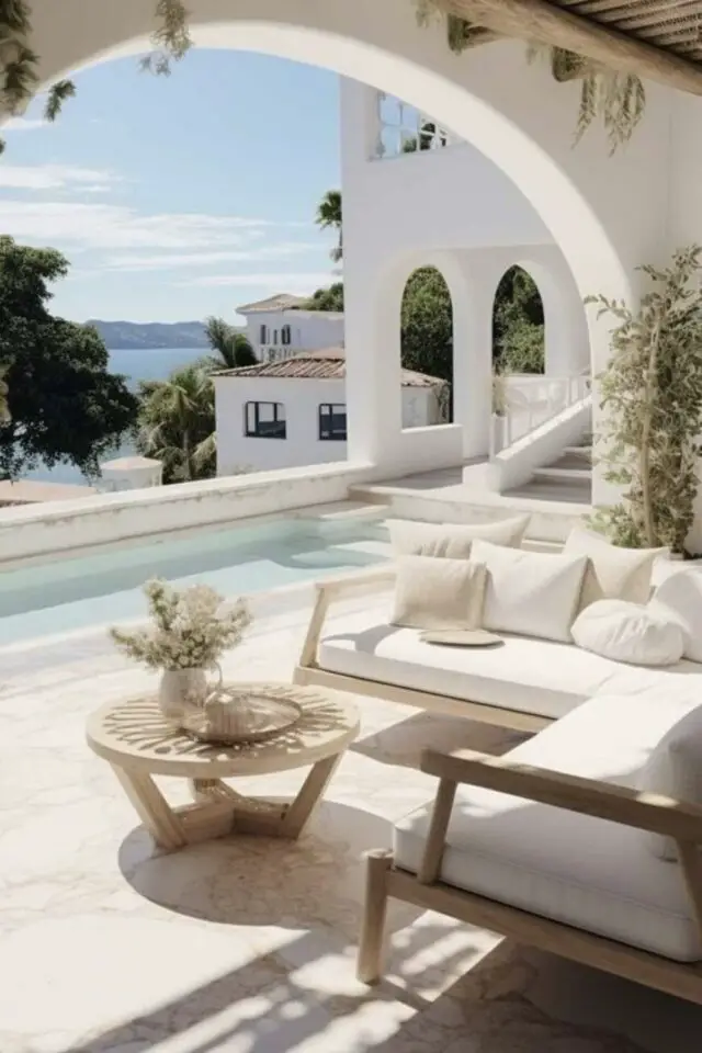 decoration terrasse exterieure voyage  Grèce Méditerranée blanc arche piscine chic salon de jardin en bois élégant