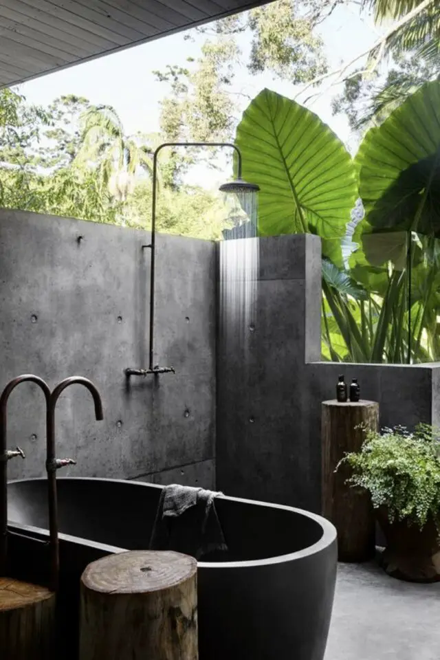douche exterieure exemple deco salle de bain sans plafond béton baignoire îlot plantes tropicales
