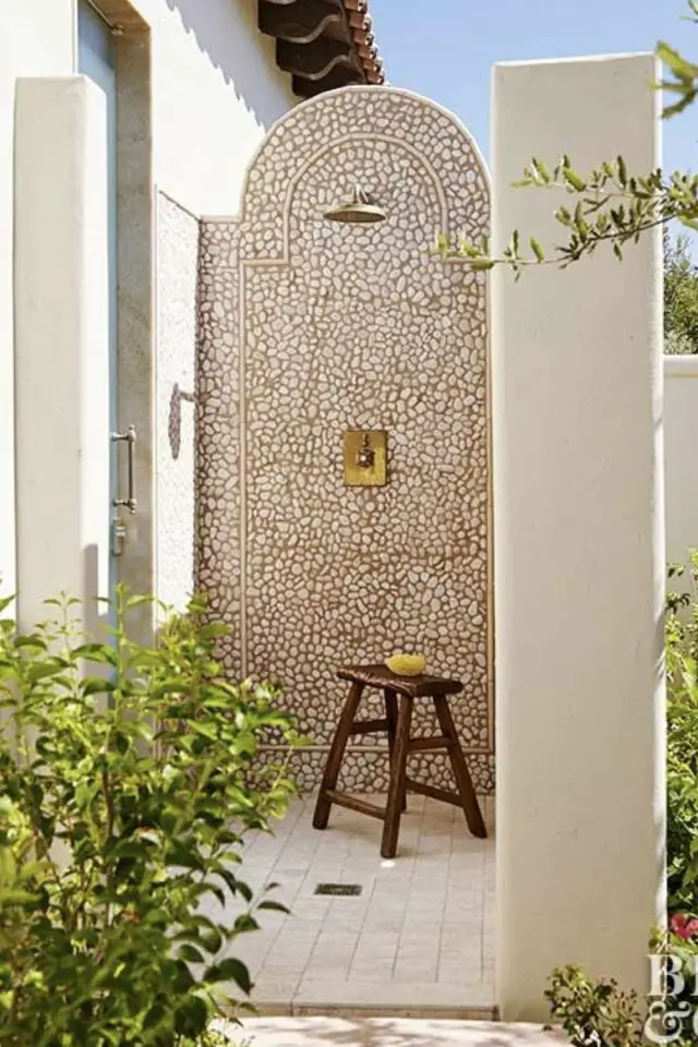 douche exterieure exemple deco partiellement ouverte élégante avec galets mosaïque évasion