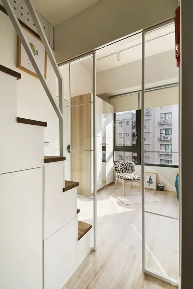 amenagement tout petit studio 33m2 séparation pièce de vie et espace chambre cloison coulissantes en verre gain de place et de lumière 