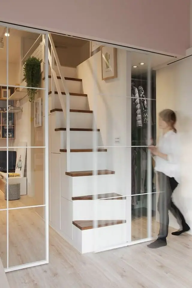 amenagement tout petit studio 33m2 portes coulissantes en verre luminosité naturelle et sensation d'espace appartement fonctionnel et agréable 