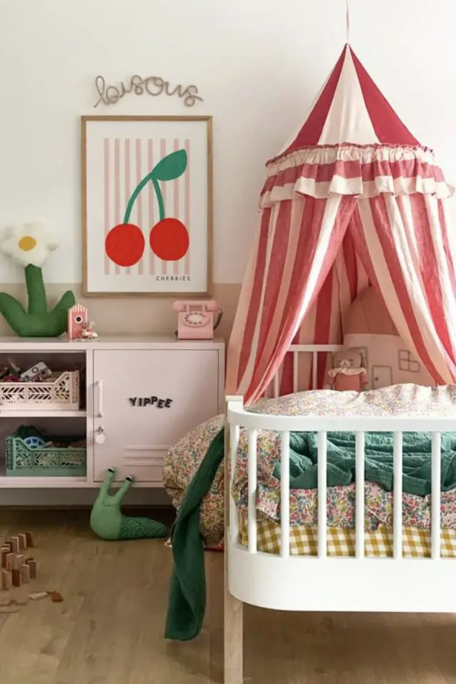 exemple chambre enfant deco rayures fillette ciel de lit blanc et rose affiche cerise fond rayé lit design blanc 