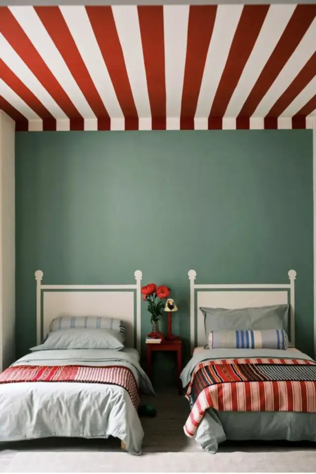 exemple chambre enfant deco rayures plafond rouge et blanc mur accent vert chambre double lit jumeaux 