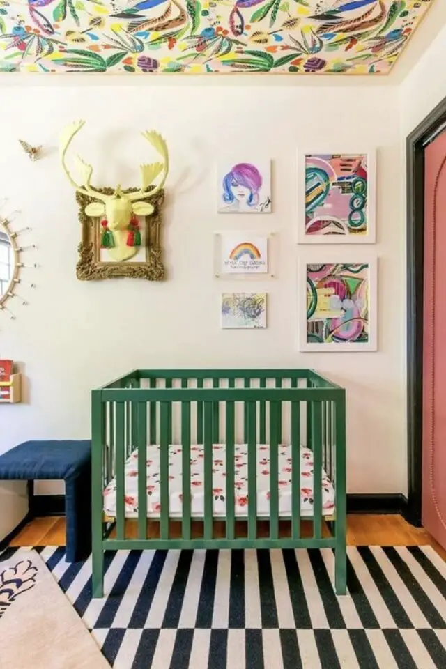 exemple chambre enfant deco rayures tapis moderne blanc et noir rayé papier peint floral plafond décor original bébé lit barreaux 