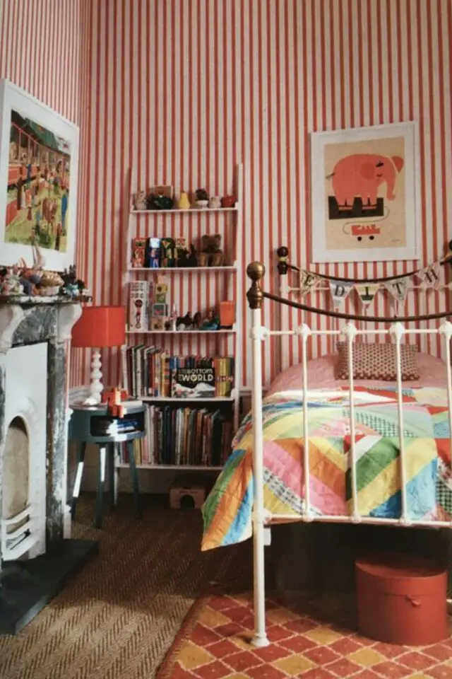 exemple chambre enfant deco rayures papier peint tous les lurs rouge et blanc lit en métal décor intemporel 