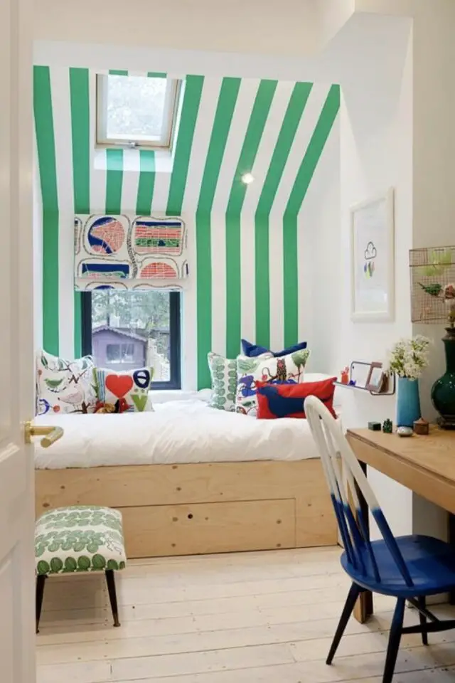 exemple chambre enfant deco rayures vertes et blanche coin lecture petit lit sur-élevé mansarde fenêtre chien assis mobilier bois