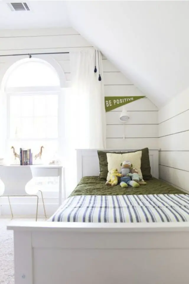 exemple chambre enfant deco rayures linge de lit parure colorée housse de couette rayée bleu et blanc idée facile 