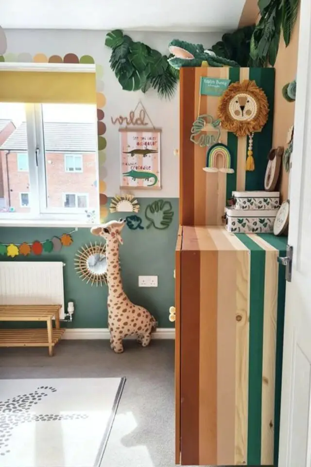 exemple chambre enfant deco rayures relooking meuble en bois Ikea Hack peinture rayée multicolore 