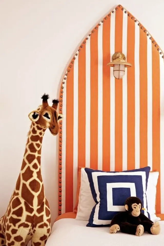 exemple chambre enfant deco rayures tête de lit originale rayée blanche et orange clous tapissiers à faire soi-même 