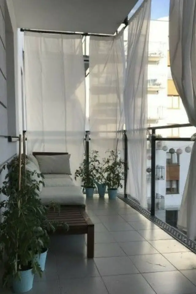 exemple protection balcon exterieur facile à mettre en place peu de travaux voilage blanc léger vis-à-vis pare-soleil pas cher 