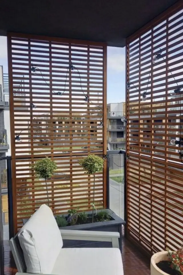 exemple protection balcon exterieur claustra bois moderne simple sol au plafond vis-à-vis en ville solution élégante 