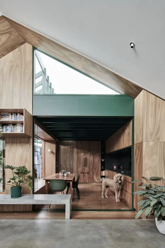 extension architecture interieur maison verre et bois cuisine ouverte plus basse de plafond que la pièce de vie chaleureux confortable 