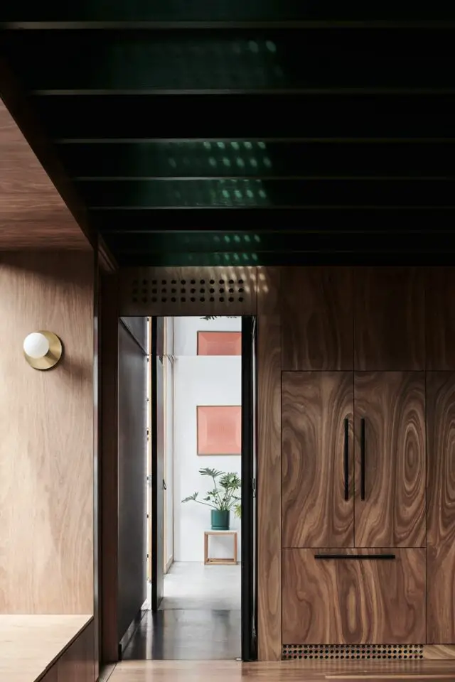 extension architecture interieur maison verre et bois détail mobilier esprit vintage années 50 bois sombre et élégant 