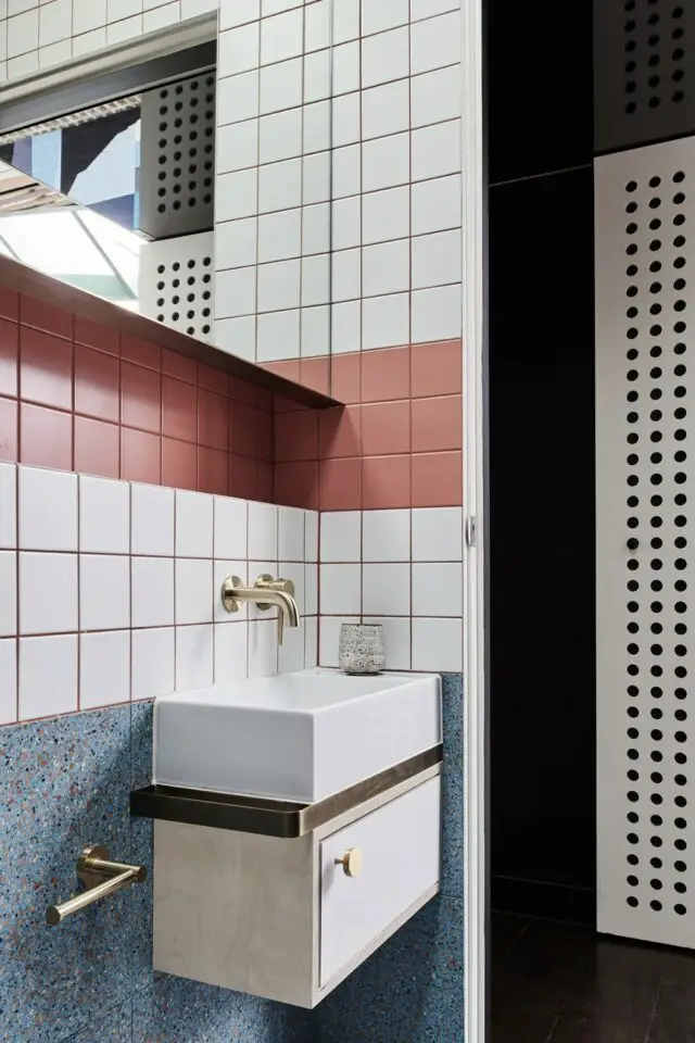 extension architecture interieur maison verre et bois salle de bain toilettes lave-main revêtement mural carrelage terrazzo coloré 