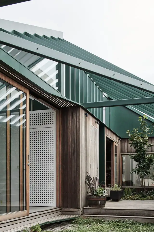 extension architecture interieur maison verre et bois extérieure façade baie vitrée bois métal verte terrasse et patio couvert 