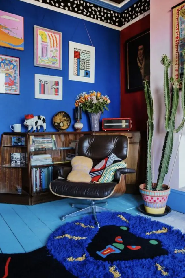 intérieur style maximaliste design salon séjour mur accent bleu électrique frise noire et blanche plafond meuble vintage fauteuil Eames Mid Century Mondern cactus tapis original 