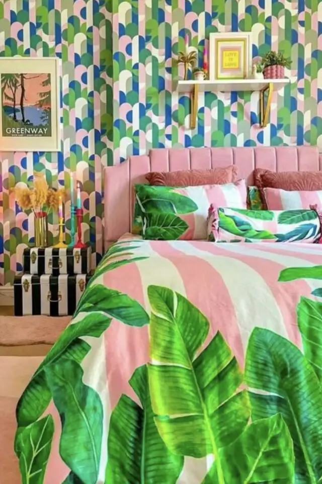 intérieur style maximaliste design chambre à coucher adulte papier peint géométrique bleu vert rose tête de lit en velours parure rayée imprimé végétal mix and match 