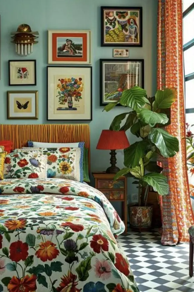 intérieur style maximaliste design chambre parentale sol damier parure de lit à fleurs rideau motif mur bleu tête de lit originale 