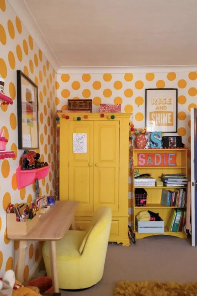 intérieur style maximaliste design exemple chambre enfant jaune papier peint à pois armoire relookée fauteuil bureau en velours 