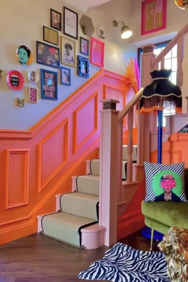 intérieur style maximaliste design couleur néon soubassement escaliers avec moulures marches peintes en rose canapé vert 