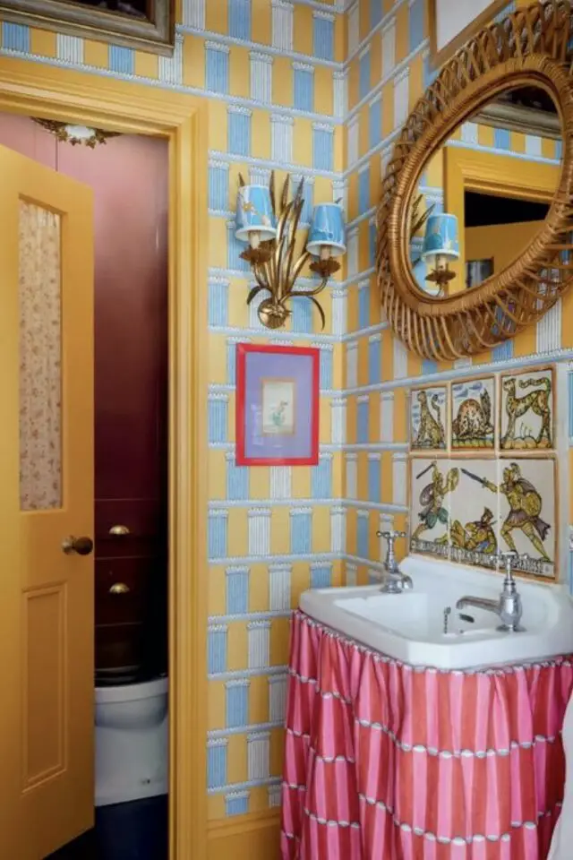 intérieur style maximaliste design salle de bain vintage carrelage papier peint jaune bleu blanc peinture boiserie 