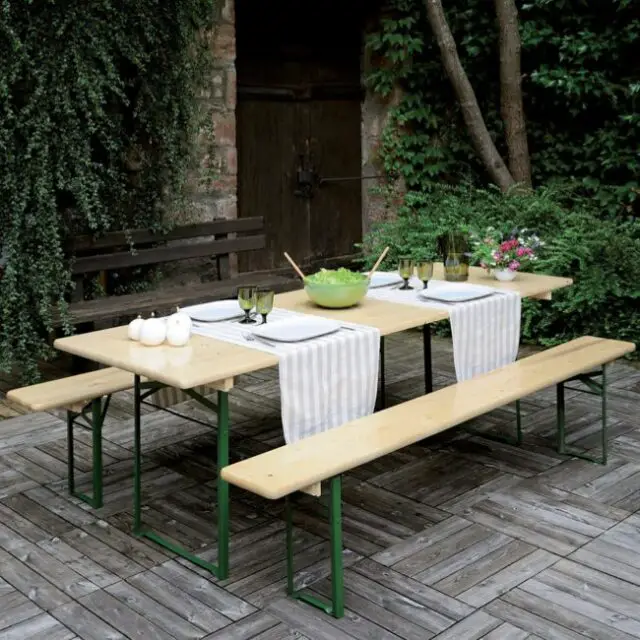 Table extérieure pliable avec 2 bancs en bois verni