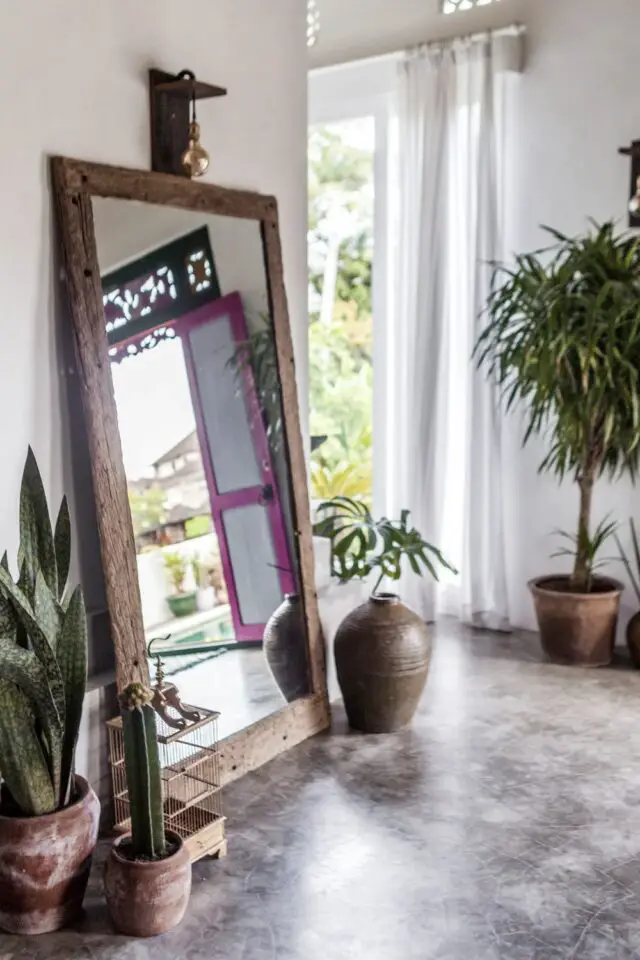 maison 3 chambres decor mexicain moderne petite déco facile à copier grand miroir posé au sol encadrement bois ancien plantes vertes en pot applique murale 