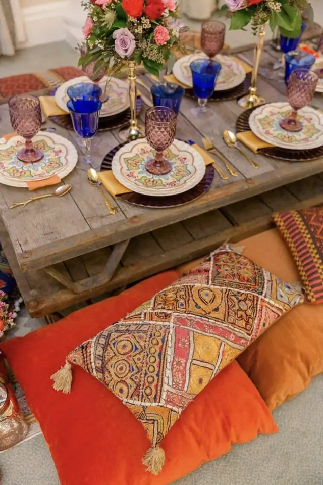 mariage theme voyage exemple décoration de table Maroc verre coloré coussin ethnique vaisselle bouquet de fleurs évasion 