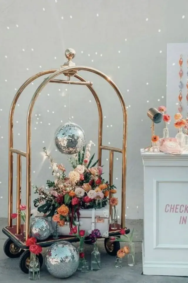 mariage theme voyage exemple chariot hôtel de luxe décor salle de réception Photo Booth boule à facettes bouquet de fleur 