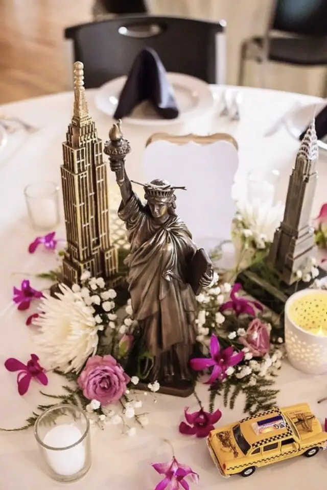 mariage theme voyage exemple centre de table New York figurines symboles fleurs 