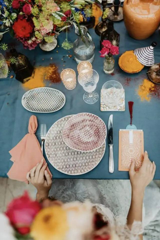 mariage theme voyage exemple décor de table couleur nappe bleu vaisselle à motif épices tajine fleur évasion Maroc  