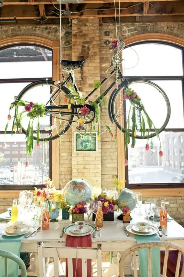mariage theme voyage exemple décoration salle vélo suspendu au plafond fleurs mélange brocante vintage 