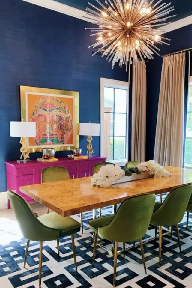 meuble rangement salle a manger moderne peinture rose néon relooking mobilier chiné en brocante contraste mur peinture bleue 